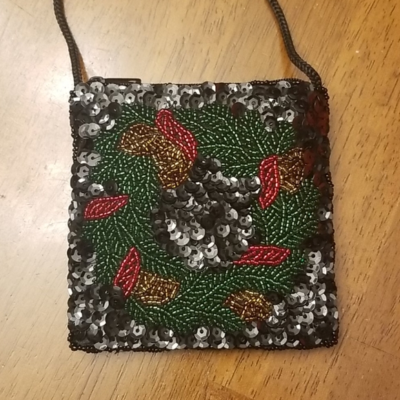 $5 Item MUST BUNDLE WITH 2 OTHER ITEMS  Tiny holiday wreath sequined bag - Picture 2 of 8